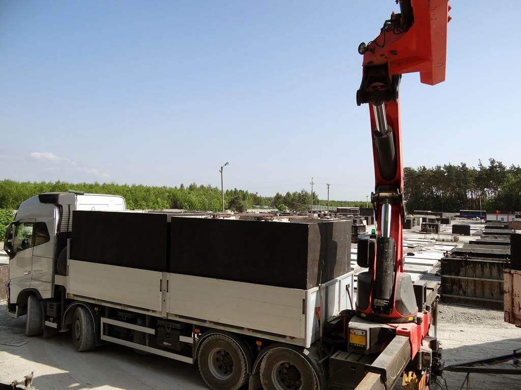 Załadunek zbiorników betonowych na samochód